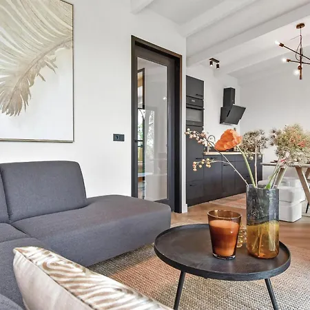 3 Bedroom Beautiful In デン・ウフェル