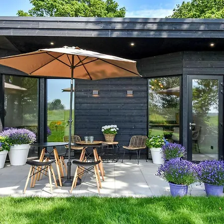 3 Bedroom Beautiful In デン・ウフェル